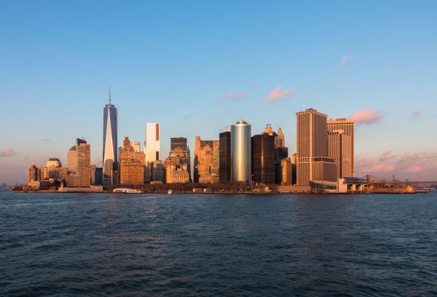 在蓝色的天空背景下，冬季阳光下的海岸线附近的现代布鲁克林建筑的美丽镜头图片下载