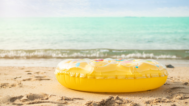 沙滩游泳环与蓝天背景图片下载