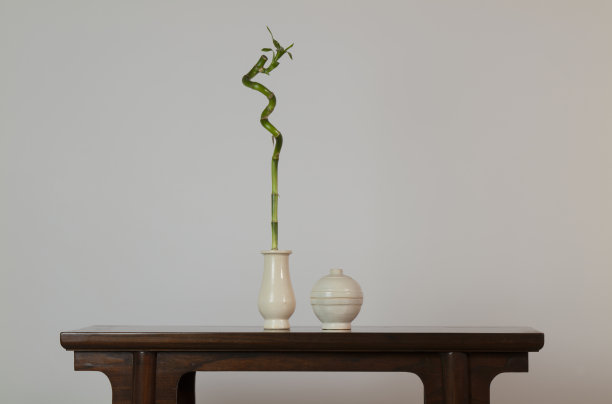 竹制的，中国古董瓷器，靠白墙的木桌上图片下载