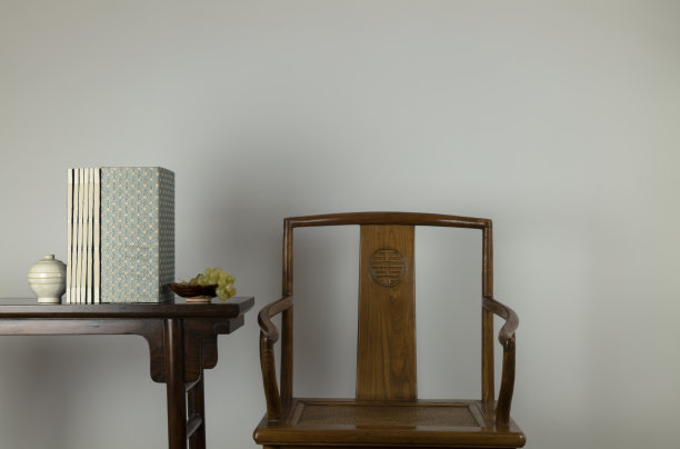 中国古董陶瓷，传统书籍，白葡萄放在中国传统风格的木桌上，还有刻有汉字“寿”的木椅图片下载