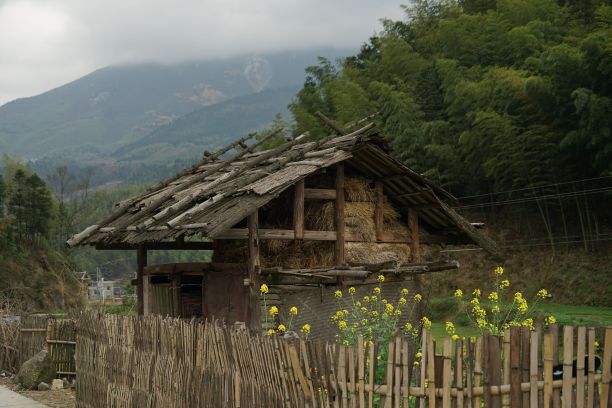 在中国，古老的农舍被古老的木栅栏包围着图片下载