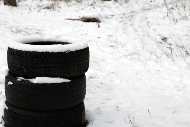 雪地里的轮胎照片图片下载