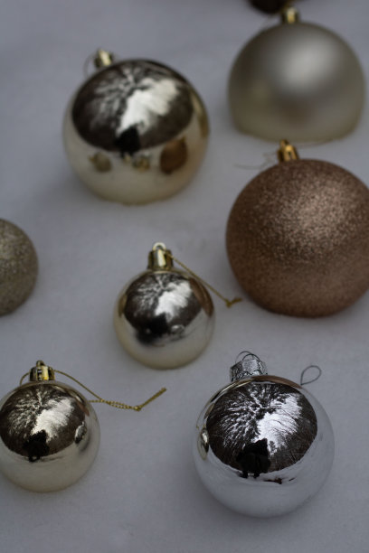 玩具躺在雪地里的照片图片下载