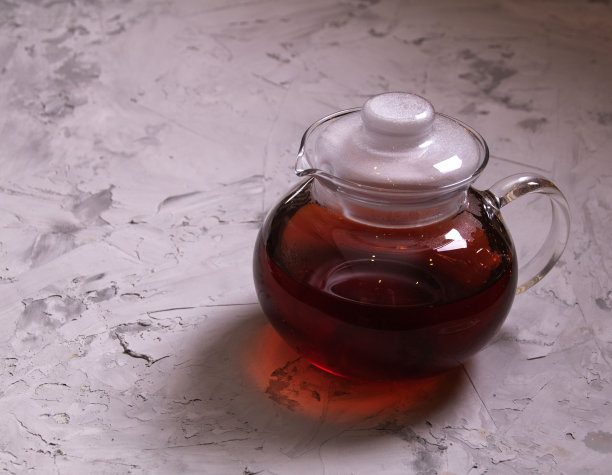 桌上玻璃水壶的照片图片下载