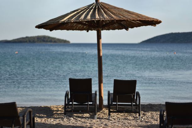 克罗地亚西贝尼克平静的海滩上，椅子和雨伞的美丽照片图片下载