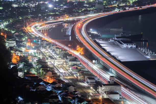 一辆车的微弱踪迹图片下载