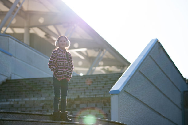双手插在口袋里的微笑女孩图片下载