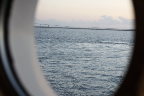 从游轮的窗户往外看图片下载