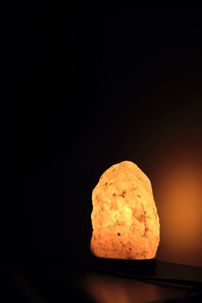 房间桌子上的盐灯在夜晚闪闪发光图片下载
