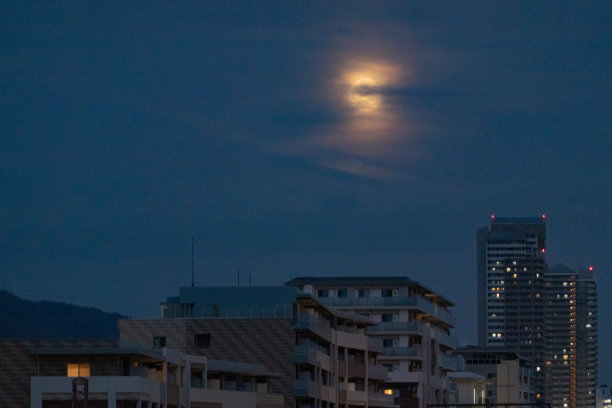 有月亮的城市风景图片下载