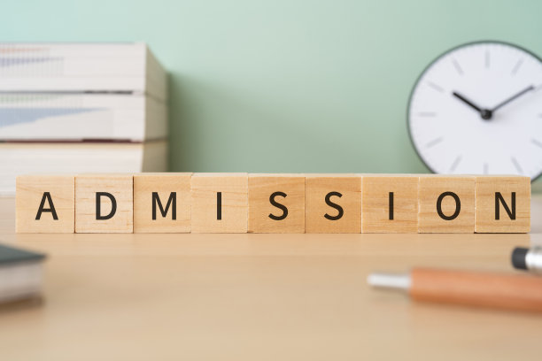 带有“入场”概念文本的木块，钢笔，笔记本和书籍。图片下载