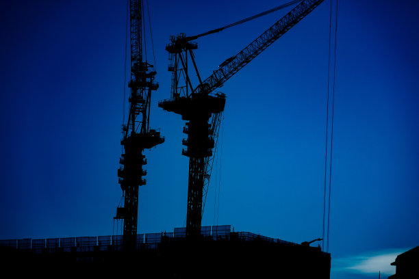 大型起重机在建筑施工现场图片下载