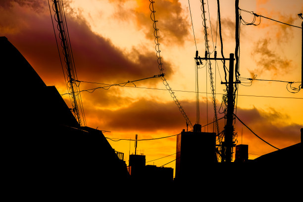 一个笼罩在黄昏和电线中的小镇图片下载