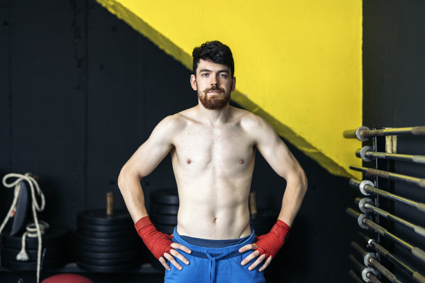 一个严肃的年轻肌肉自由搏击运动员看着相机的肖像图片下载