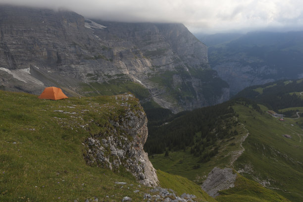 在瑞士阿尔卑斯山露营图片下载