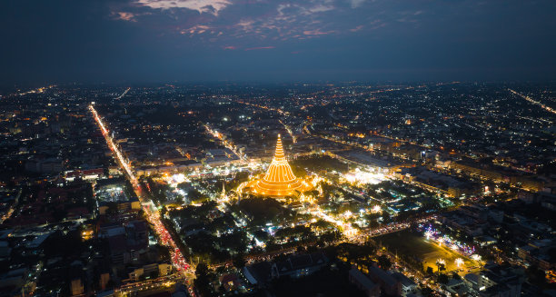 一个巨大的金塔位于日落社区Phra Pathom Chedi，那空，泰国。测量结果公开了。泰国的一个公路回旋处与汽车地段的鸟瞰图。可爱的图片下载