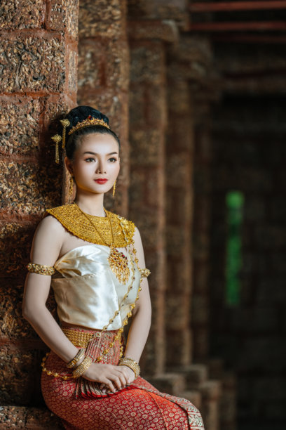 迷人的泰国女子在考古遗址美丽的传统服装图片下载