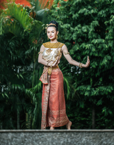 迷人的泰国女子在考古遗址美丽的传统服装图片下载