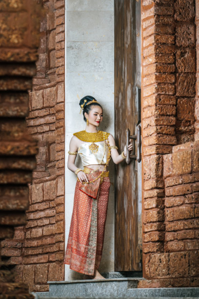 迷人的泰国女子在考古遗址美丽的传统服装图片下载