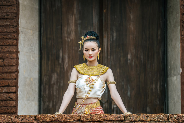 迷人的泰国女子在考古遗址美丽的传统服装图片下载