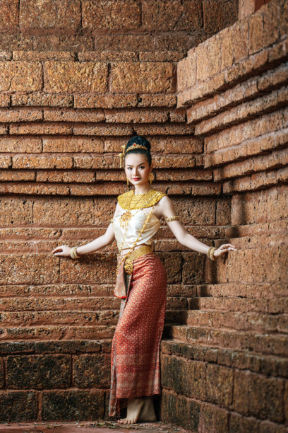 迷人的泰国女子在考古遗址美丽的传统服装图片下载