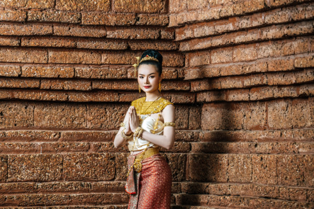 迷人的泰国女子在考古遗址美丽的传统服装图片下载