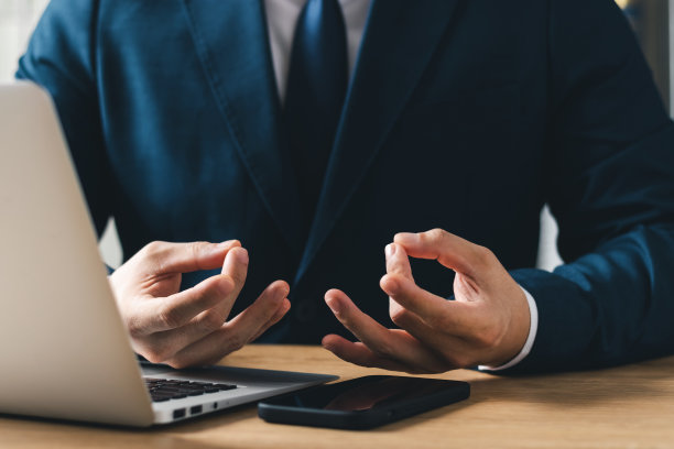 高级管理人员在为公司放置新投影盘期间为心理健康进行瑜伽冥想。图片下载