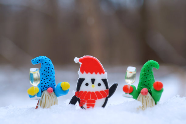 两个小矮人的雕像，手里拿着一杯香槟。图片下载