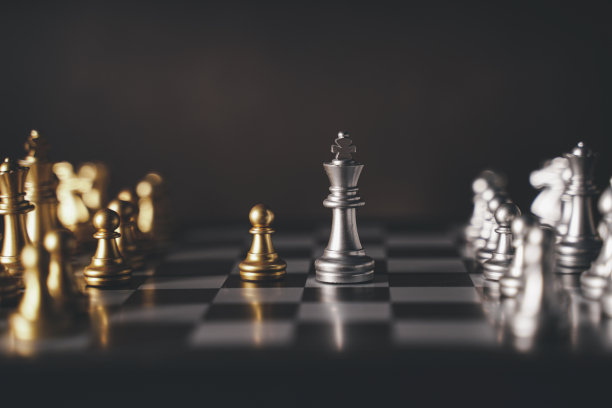 棋盘上排列着棋子。象棋游戏的开始国际象棋是领导、斗争、胜利、战略、商业的象征。复古的风格。副本的空间。图片下载