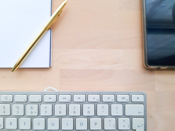 办公桌配有办公配件，办公器物放在木桌上。

居家办公办公桌办公室，电脑，智能手机，白色和金色的钢笔在木桌上图片下载