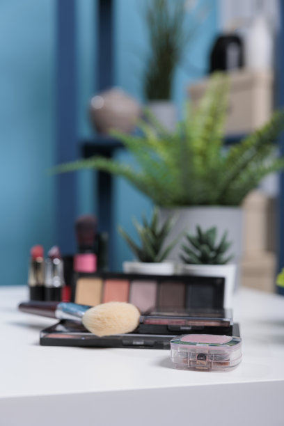 化妆品产品站在白色桌子在工作室与蓝色背景图片下载