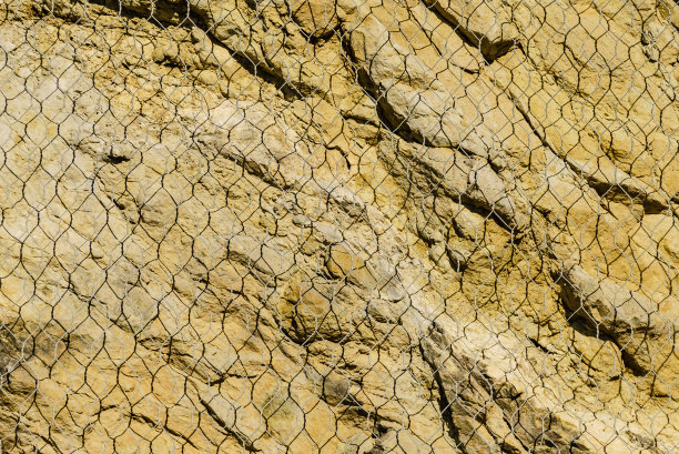 石墙配钢防护网图片下载