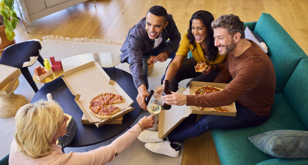 员工在办公室举行非正式会议，提供外卖披萨和饮料图片下载