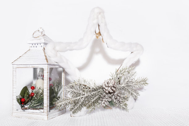 圣诞装饰用雪星星和圣诞灯笼，松柏对着白色的背景与复制空间图片下载