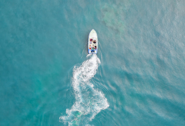 海上航行的船只拍摄的航拍照片图片下载
