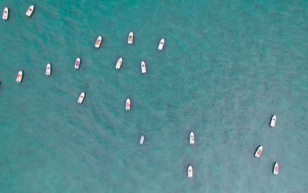 航拍船舶在海上抛锚图片下载