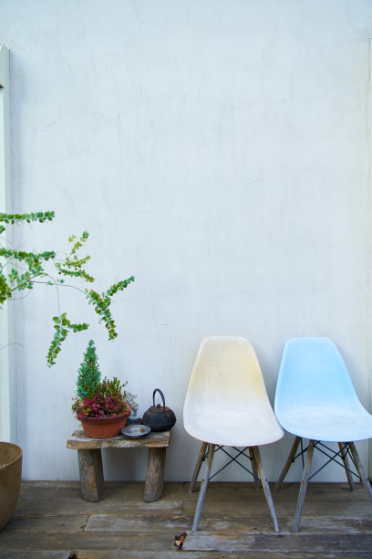 阳台上有两把椅子图片下载