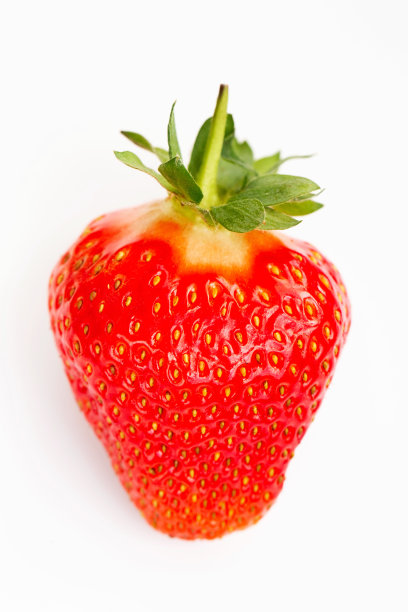 草莓孤立在白色背景上。新鲜成熟的草莓果实与背景分离图片下载