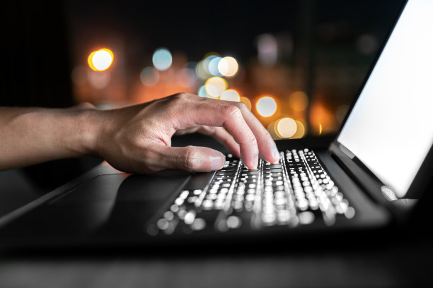 成功的商人在工作场所在现代商务办公室的智能计算机网络键盘上订购网上商务技术股票趋势市场价格图片下载