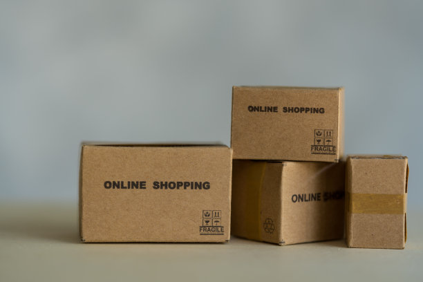 有网上购物文字的包裹或纸盒。网上购物的想法。图片下载