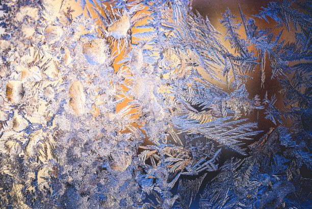 冰花结在窗户上。冬季冷纹图案。宏观的观点。霜晶体图片下载