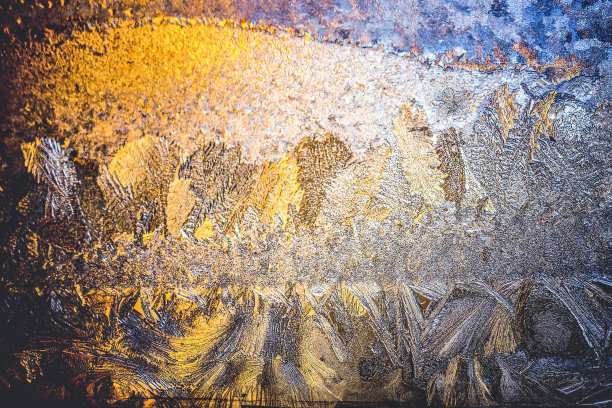 冰花结在窗户上。冬季冷纹图案。宏观的观点。霜晶体图片下载