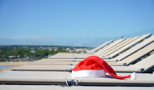 度假胜地吊床上的圣诞帽图片下载