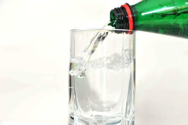 瓶装矿泉水和玻璃杯图片下载