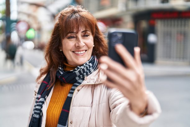 中年妇女微笑自信有视频通话在街上图片下载