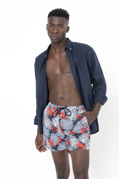 夏季概念黑色少年穿着短裤和衬衫。图片下载