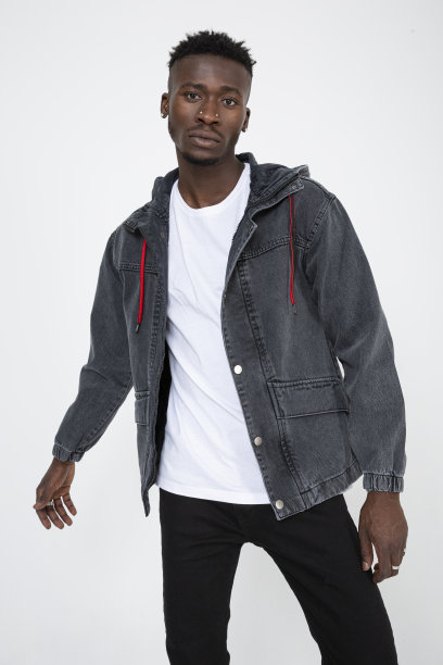 戴墨镜的黑人男模特穿着牛仔夹克，前面是白色背景。图片下载