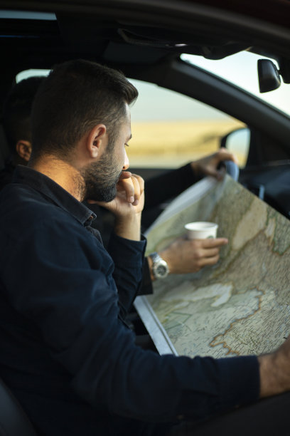 两个年轻人在找路图片下载