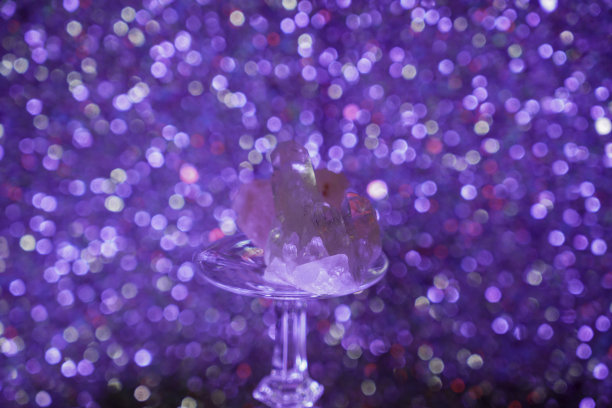 由晶体状材料制成的玻璃在工作室拍摄图片下载