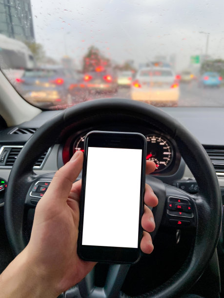 司机在交通中使用智能手机图片下载